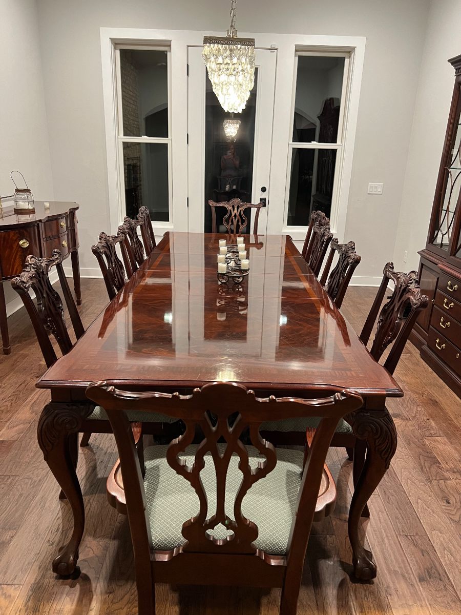 $975 -Thomasville Mahogany Dining Room Table and 10 chairs
Table 76” to 116” (2-20’ leaves) $975