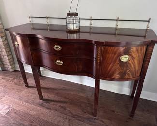 $275 - Thomasville Mahogany Server with Burl wood doors
66”w x 37”h x 23”d
$275
