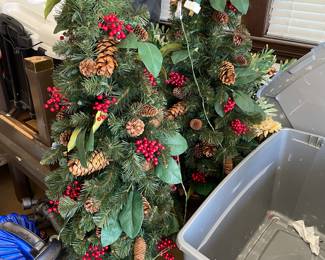 Pr. Christmas Florals in Urns