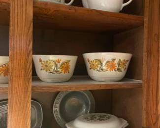 Pyrex and Mixing bowl set.
