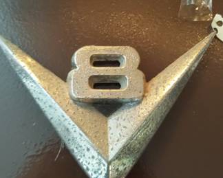 VINTAGE V8 LOG (FORD)