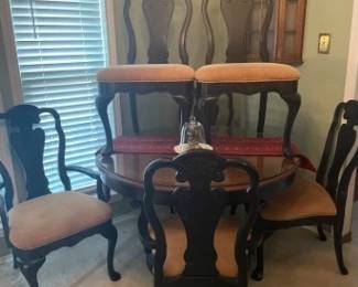 Beautiful Round Dining Table.  6 chairs.  