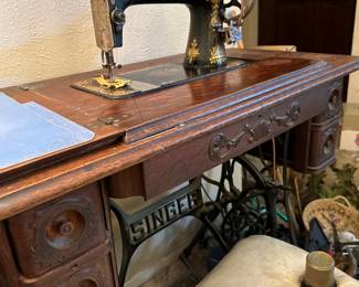 Vintage singer sewing machine- 1910s20s  w manuals and threader