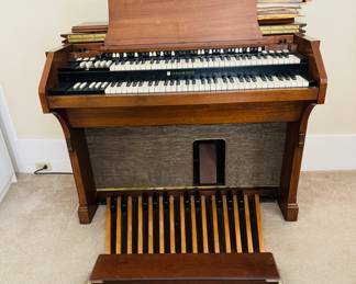 Hammond organ
You are looking at a beautiful vintage Hammond model A105 console organ in excellent cosmetic condition!!
