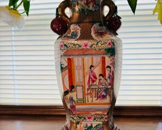 Pretty oriental vase with arrangement 