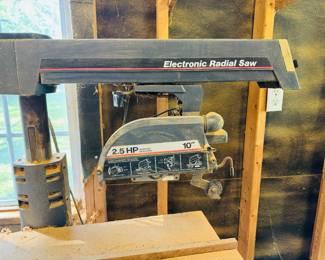 Radial saw with stand. Starts turns slow