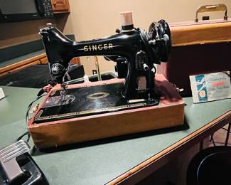 Vintage Singer 99 sewing machine with case