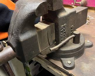 Bench vise