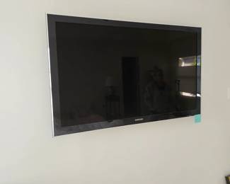SAMSUNG flat-screen with wall bracket. Great size and works just fine! Ready for a new home!
