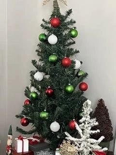3’ Cmas tree with lights and ornaments!