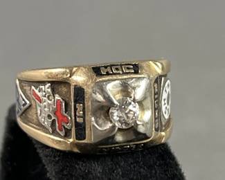 Lot 4d | 10k Diamond Mason Ring