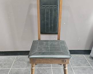 Lot 74 | Vintage Valet Butler Chair MCM Black / Wood