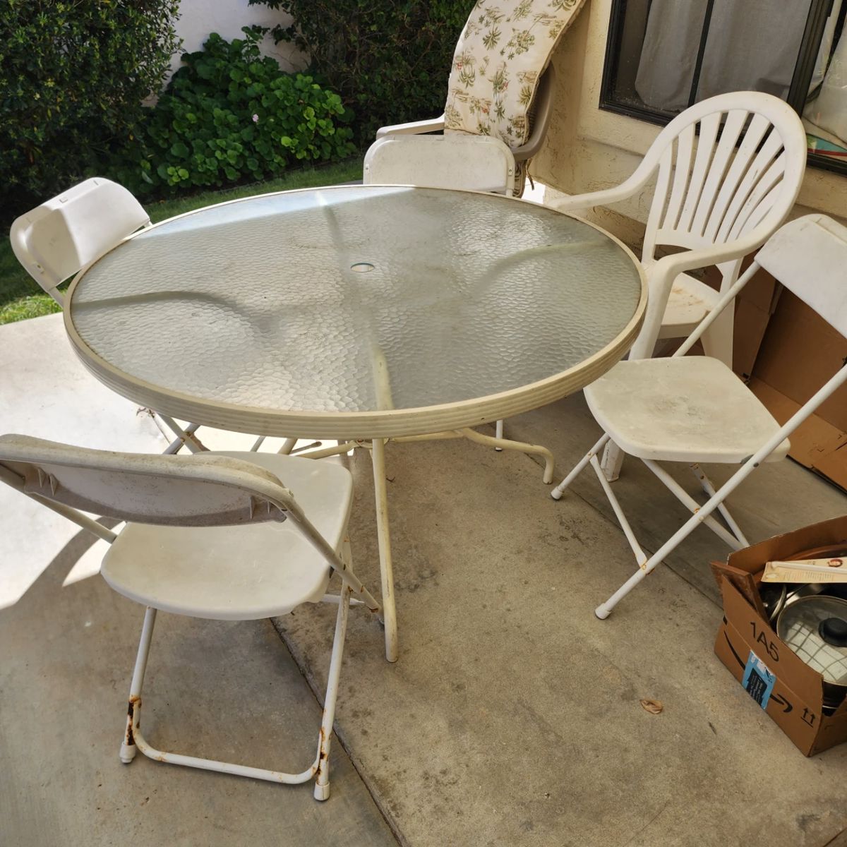Great patio set with 4 folding chairs