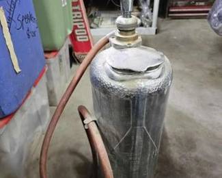 #2363 • Metropolitan 2.5 Gallon Pump Sprayer
