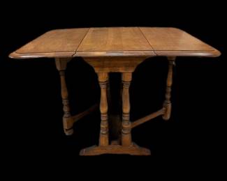 Ethan Allen Maple expandable gate leg table