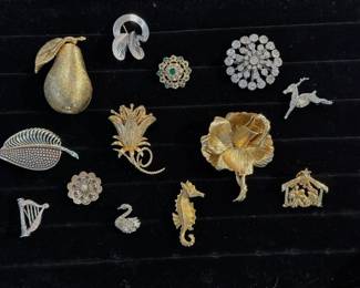 Vtg. assorted pins/brooches