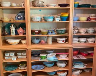 This sale has more Pyrex than every sale I’ve ever done combined! Several Holy Grail pieces including that Gold Starburst beauty at bottom right.