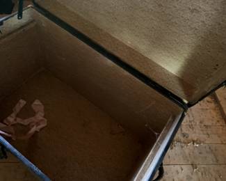 #182	trunk  no tray  36x21x24 green	 $30.00 			
