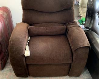 #100	Brown Fabric Lift-/chair w/remote (as is back) - Recliner - working  - 23" Seat Width	 $175.00 			

