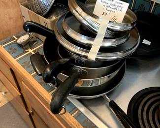 #116	Revere Ware Copper Bottom Cook Pots - 4 pots w/lid & 1 Frying Pan	 $50.00 			
