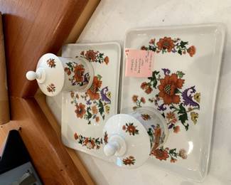 #203	Limoges Florsl Dresser Set	 $26.00 			
#204	Limoges Florsl Dresser Set	 $26.00 			
