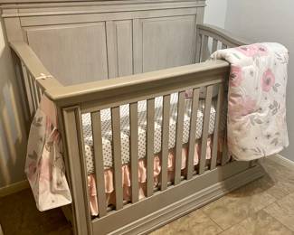 Baby Cache Vienna 4-in-1 Convertible Crib in Ash Grey (OFF SITE)