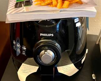 PHILIPS AIRFRYER NEW IN BOX.