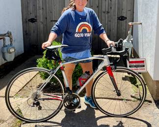 SHAUNA SHOWING OFF THE SPECIALIZED E5 SL BICYCLE IN VERY GOOD CONDITION.