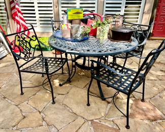 IRON PATIO TABLE WITH 5 CHAIRS.