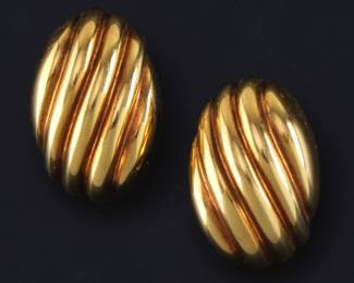 Ladies Italian Gold Pair of Classical Shell Earrings 