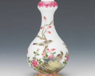 Chinese Republic Small Garlic Mouth Vase