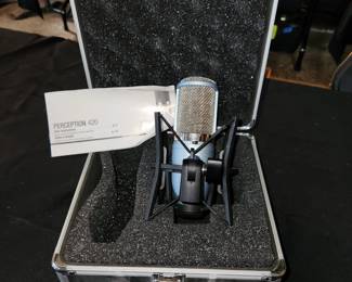 AKG Perception 420  microphone with case