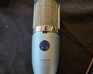 AKG Perception 420  microphone with case