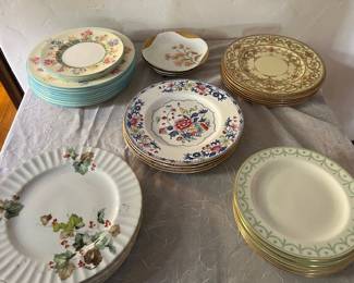 Collection of exquisite China plates: Couldon England(8), Harmony House (5) Spode/Copeland (5) ) Royal Worchester (4) Wedgewood/'Prairie Flowers' IT IS FUN TO MIX PATTERNS!