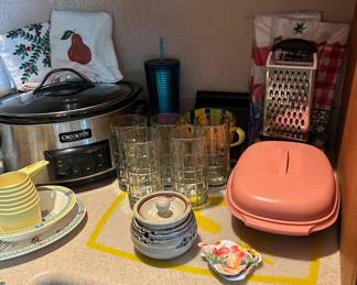 1980’s Coral Tupperware 6 Cups Steamer, Crock Pot Programmable Slow Cooker, Set of 5 Manchester High Ball Drinking Glasses, Cream/Striped Pottery Garlic Jar