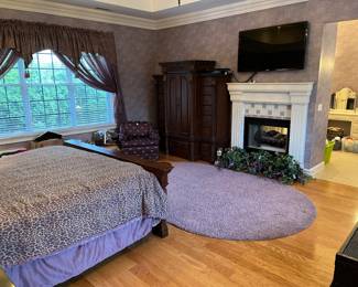Beautiful Pulaski 5-Piece Italian Carved King Sized Bedroom Set