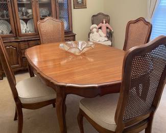 Thomasville Dining room table with six chairs and two leafs 