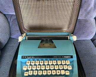 Petite feather touch II typewriter 