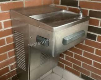 Several drinking fountains available