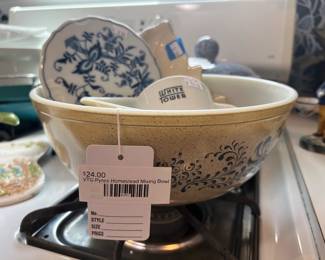 VTG Pyrex Homestead Mixing Bowl