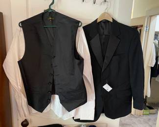 Complete 4 pc Criketeer 100% wool Tuxedo
Vest is medium, shirt 16 32/33
Cumberbund and two bow ties
Pants and jacket do not have size tags but will be on smaller size. Perfect for prom
