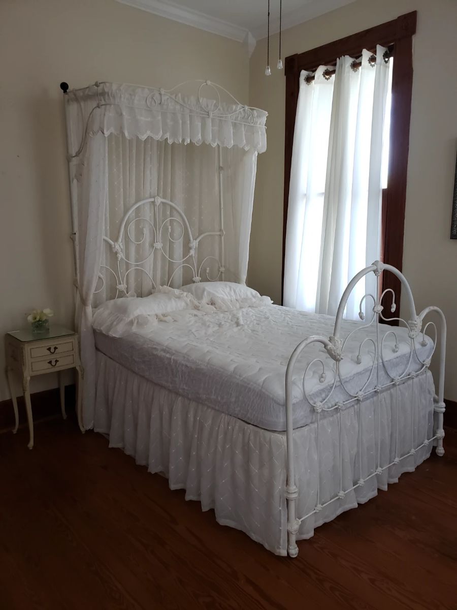 White Antique Iron Canopy Bed