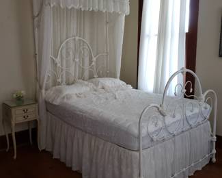 White Antique Iron Canopy Bed
