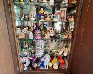 Inside of the STUNNING piece.  Lots of display shelves, or you could simply use it to store your perfume bottles, or even clothes if you wish.