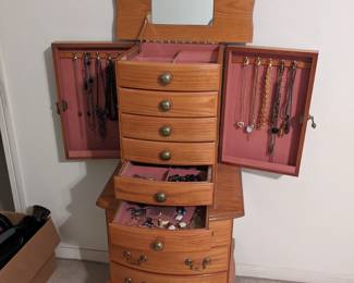 Jewelry box 