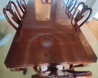 BEAUTIFUL - THOMASVILLE DINING TABLE W/6 CHAIRS, LEAF AND TABLE PROTECTOR - EXCELLENT CONDITION - $400