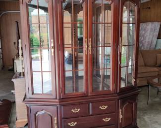 BEAUTIFUL - THOMASVILLE CHINA CABINET - EXCELLENT CONDITION - $100
