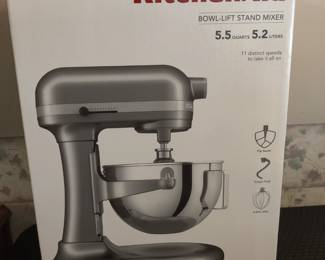 KitchenAid - 5.5 QUART BOWL LIFT STAND MIXER, 11 SPEEDS BONUS & ATTACHMENTS - NEVER USED & LIKE NEW - $200