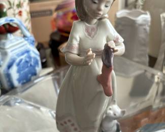 Lladro - The Night Before Christmas Collection "A Stocking For Kitty" Porcelain Figurine -  #6669 
