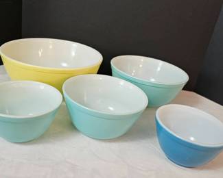 5 Pyrex Bowls